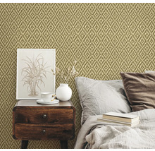 Schlafzimmer mit Sisalteppich an der Wand, Nachttisch und Bett