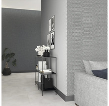 Wohnraum mit gemusterter Tapete, Regal und Sofa