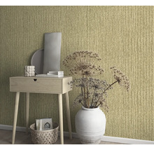 Dekoratives Zimmer mit Stricktapete, Tisch und Vase.