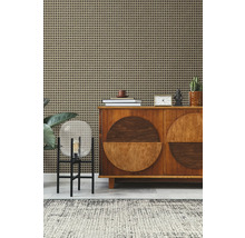 Dekoratives Interieur mit Rattan Tapete, Holzkommode und Teppich