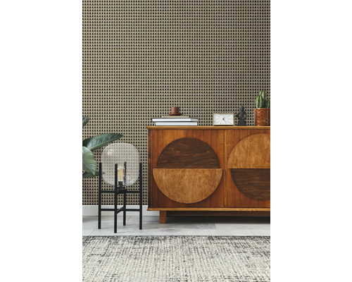 Dekoratives Interieur mit Rattan Tapete, Holzkommode und Teppich