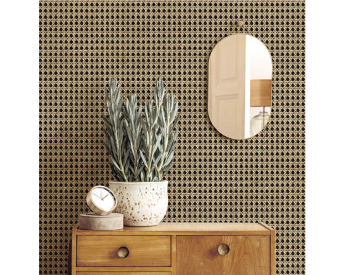 Dekorative Wandgestaltung mit Rattan-Tapete, Spiegel, Uhr, Pflanze und Holzkommode