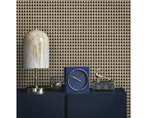 Einrichtungsidee mit Rattan Tapete, Lampe, Uhr und Deko auf einem Schrank