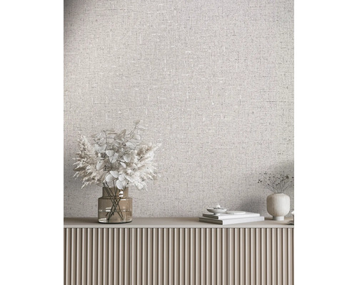 Scène d''intérieur avec un papier peint texturé et des éléments décoratifs sur un buffet