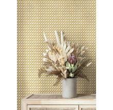 Dekorative Wand mit Rattanmuster und Trockenblumenarrangement auf Kommode