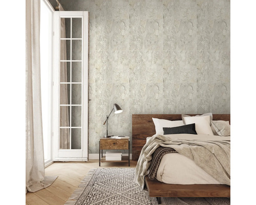 Chambre à coucher avec carrelage mural aspect pierre, lit et table de chevet