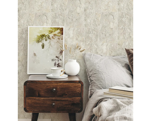 Carreaux muraux décoratifs dans une chambre avec table de chevet et décoration