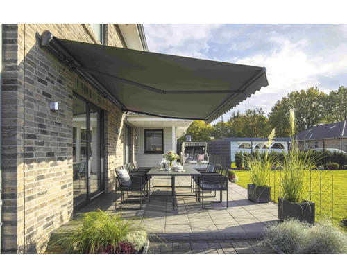 Terrasse avec store, table et chaises par une journée ensoleillée