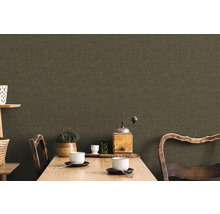 Wohnraum mit Textiltapete, Tisch und Dekoration