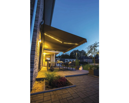 Terrasse avec store, table et chaises au crépuscule