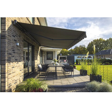 Terrasse mit Markise, Tisch und Stühlen für den Aussenbereich.