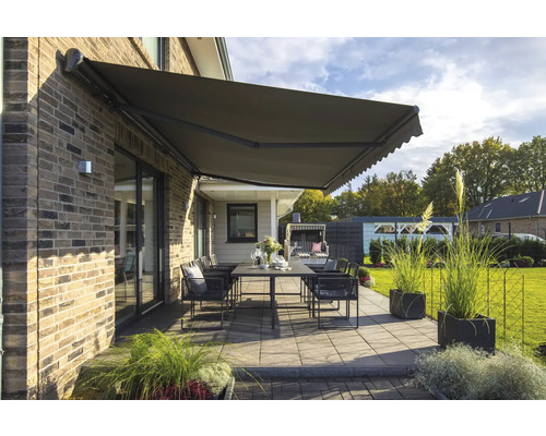 Terrasse avec store, table et chaises pour l''extérieur.
