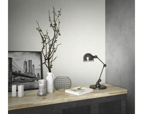 Objets décoratifs sur une armoire : vase, lampe, livre et image