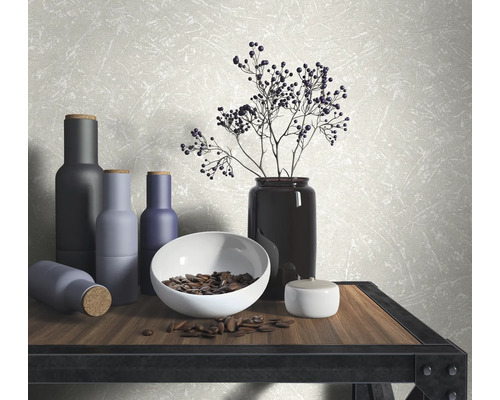 Dekorative Szene mit Vasen, Schale und floralen Elementen auf einem Holztisch