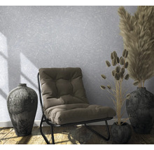 Pièce avec fauteuil, décoration et papier peint mural