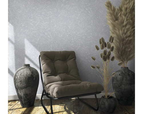Pièce avec fauteuil, décoration et papier peint mural