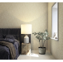 Chambre à coucher avec lit, lampe, plante d''intérieur et papier peint structuré