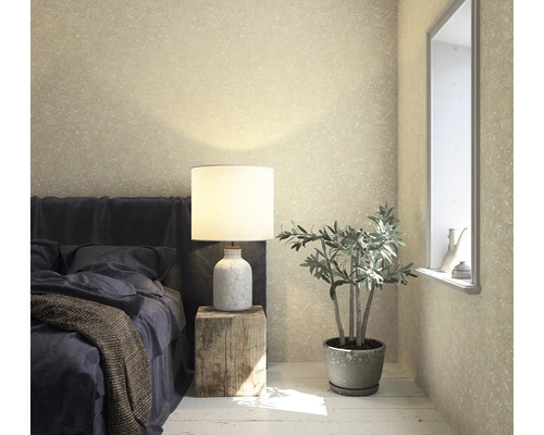 Chambre à coucher avec lit, lampe, plante d''intérieur et papier peint structuré