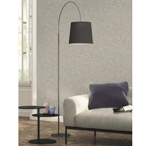 Lampadaire avec abat-jour à côté d''un canapé et d''une table d''appoint