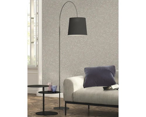 Lampadaire avec abat-jour à côté d''un canapé et d''une table d''appoint