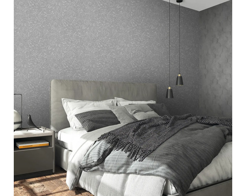 Chambre avec papier peint structuré gris, lit et table de chevet