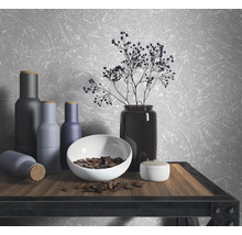 Arrangement décoratif de nature morte avec des vases, un bol et des ornements sur une table