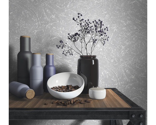 Arrangement décoratif de nature morte avec des vases, un bol et des ornements sur une table