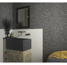 Salle de bain avec lavabo, miroir et papier peint décoratif