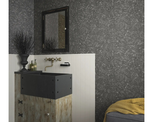 Salle de bain avec lavabo, miroir et papier peint décoratif