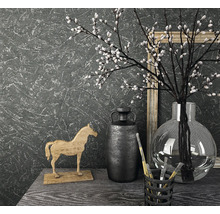 Arrangement décoratif avec cheval en bois, vases, branches et cadre