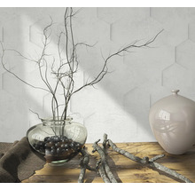 Dekorative Szene mit Glasvase, Ästen und Keramikvase auf einem Holztisch vor einer Wand mit sechseckigen Fliesen.