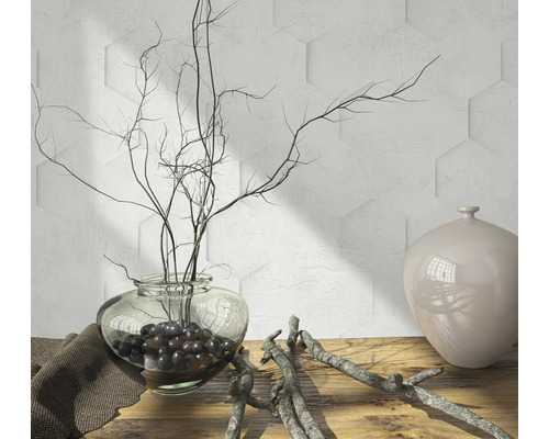 Dekorative Szene mit Glasvase, Ästen und Keramikvase auf einem Holztisch vor einer Wand mit sechseckigen Fliesen.