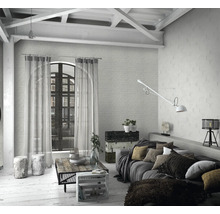 Wohnzimmer mit Sofa, Tisch, Fenstern und dekorativen Elementen in einem stilvollen Ambiente