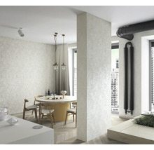 Salle à manger lumineuse avec table à manger, chaises, suspensions et radiateur