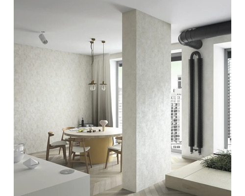 Salle à manger lumineuse avec table à manger, chaises, suspensions et radiateur