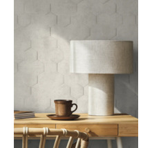 Gros plan d''un bureau avec des carreaux muraux hexagonaux, une lampe de table, un bureau en bois, une chaise, un bloc-notes et une tasse à café