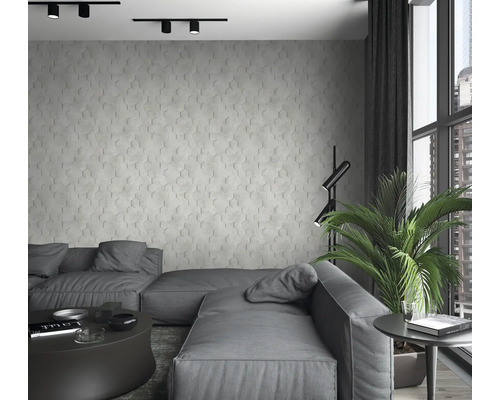 Modernes Wohnzimmer mit grauer Couch, Wandpaneelen in Hexagonform und großen Fenstern