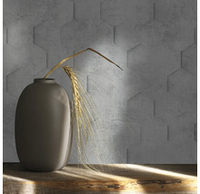 Vase grise décorative avec des épis de blé devant un mur avec des carreaux de béton hexagonaux