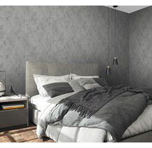 Chambre avec lit, table de chevet et panneaux muraux en forme d''hexagone