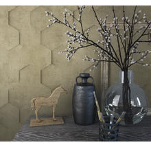 Scène décorative avec cheval en bois, vases et décor mural hexagonal