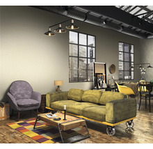 Salon de style loft avec canapé, fauteuil et table basse