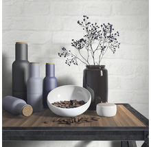 Arrangement décoratif de nature morte avec vases, bol et graines sur une table