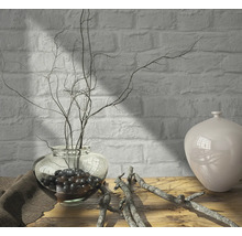 Arrangement décoratif avec un vase en verre, des branches et un vase en céramique sur une table en bois