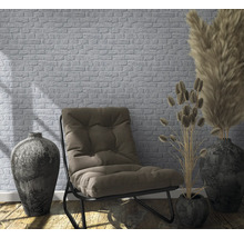 Dekoratives Interieur mit Sessel, Vasen und Backstein Tapete.