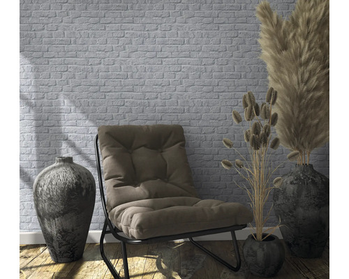 Dekoratives Interieur mit Sessel, Vasen und Backstein Tapete.