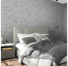 Chambre à coucher avec lit, table de chevet et papier peint en briques grises