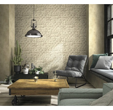 Wohnzimmer mit Backstein Tapete, Sessel, Couchtisch und Dekoration