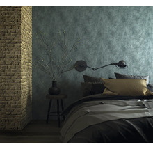 Schlafzimmer mit Bett, Wandlampe und Dekoration