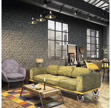 Salon de style loft avec mur de briques, canapé, fauteuil et tapis