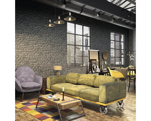 Salon de style loft avec mur de briques, canapé, fauteuil et tapis